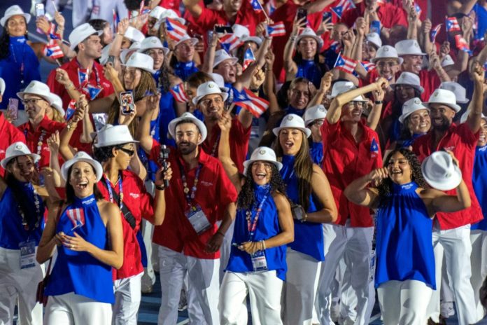 La delegación de Puerto Rico desfila en la ceremonia de apertura de los XXV Juegos Centroamericanos y del Caribe, en Santo Domingo, el 24 de julio de 2026. AFP