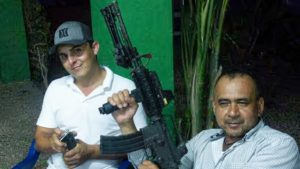 "Alfonso Fernández Magallón, líder del cártel de Los Reyes, sostiene un arma en fotografía previa a su detención en Michoacán"