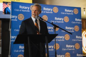 "El gobernador de Tennessee, Bill Lee, habla con periodistas sobre la revisión del caso de ejecución de Tony Carruthers"