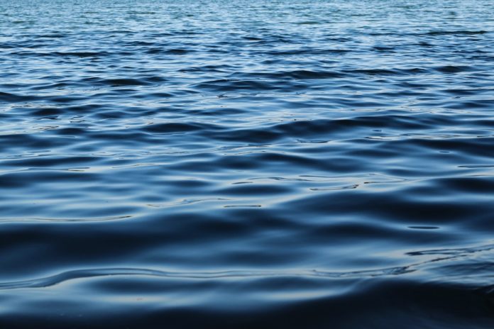 black17bg-lake-4717526_1280