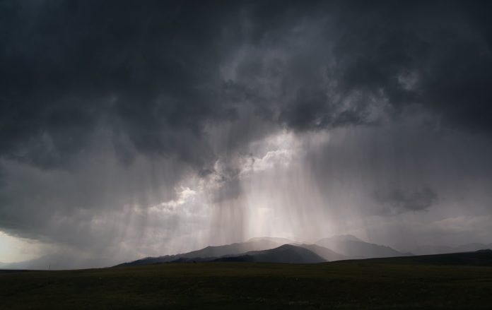 r-q-thunderstorm-10356765_1280