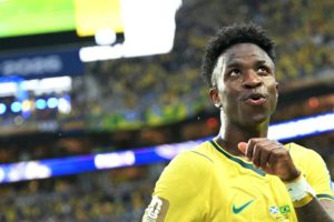 Vinícius Júnior celebra con la camiseta del Real Madrid tras renovar su contrato hasta 2032