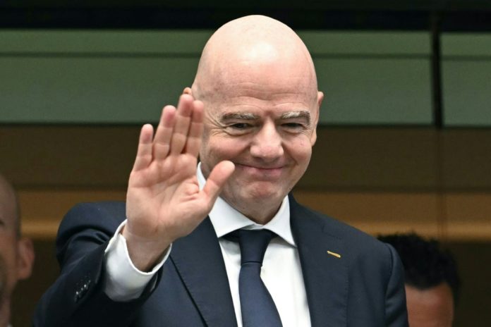 El presidente de la FIFA, Gianni Infantino, saluda desde el palco antes del duelo entre España y Francia en semifinales del Mundial. En Arlington (cerca de Dallas, Estados Unidos), el 14 de julio de 2026. AFP