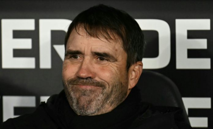El entrenador de River Plate, Eduardo Coudet, gesticula antes del partido de la fase de grupos de la Copa Sudamericana ante Blooming de Bolivia, en el estadio Mas Monumental de Buenos Aires, el 27 de mayo de 2026. AFP