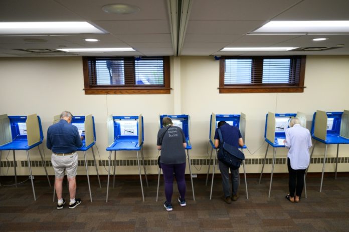 Votantes en un centro electoral de Minesota el 11 de agosto de 2026. AFP