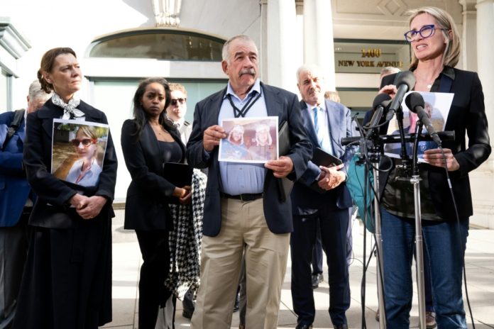Naoise Connolly Ryan (drcha.), cuyo esposo, Mick Ryan, falleció en el accidente del avión Boeing 737 MAX de Ethiopian Airlines, ofrece una rueda de prensa junto a otros familiares de víctimas, en Washington, el 24 de abril de 2024. AFP