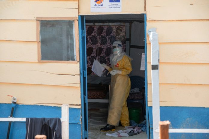 Un sanitario trabaja en el centro de tratamiento del ébola del Hospital General de Referencia de Rwampara, en la República Democrática del Congo (RDC), el 12 de junio de 2026. AFP