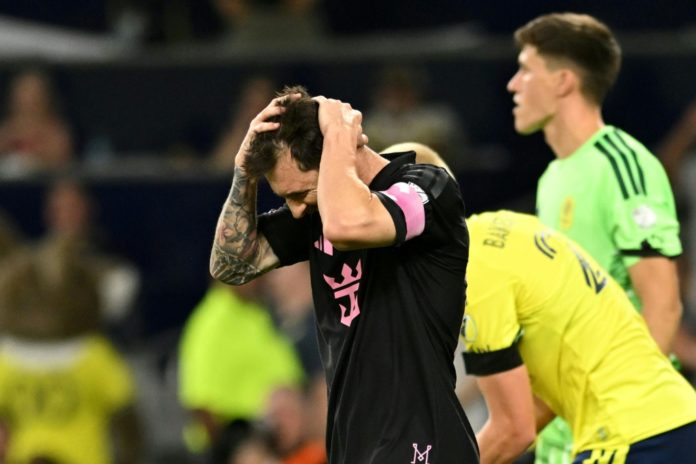 El argentino Lionel Messi del Inter Miami CF reacciona tras fallar un penal durante el partido de la MLS entre Nashville SC e Inter Miami CF en el GEODIS Park, en Nashville, Tennessee, el 15 de agosto de 2026. AFP