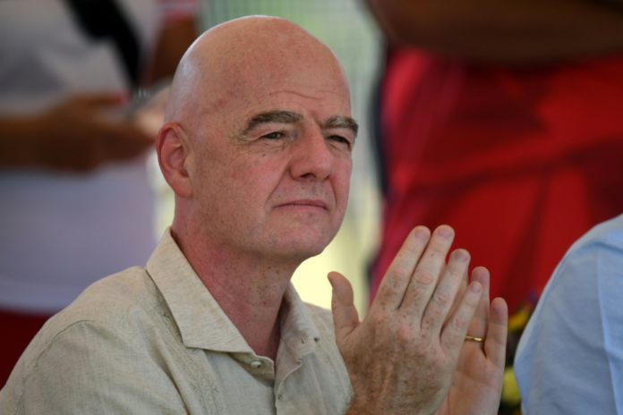 El presidente de la FIFA, Gianni Infantino, aplaude durante una visita a un complejo deportivo en Cali, Colombia, el 7 de agosto de 2026. AFP