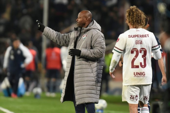 El entrenador interino del Fluminense, Marcao, gesticula durante el partido de vuelta de los octavos de final de la Copa Libertadores ante el Independiente Rivadavia de Argentina el 18 de agosto de 2026 en Mendoza, Argentina. AFP
