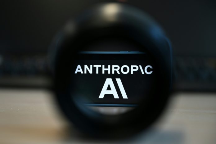 Una jueza federal de EEUU declaró ilegales las sanciones impuestas en febrero por el gobierno de Donald Trump a Anthropic, por considerarlas una represalia a las críticas que la empresa de inteligencia artificial había formulado al Pentágono. AFP