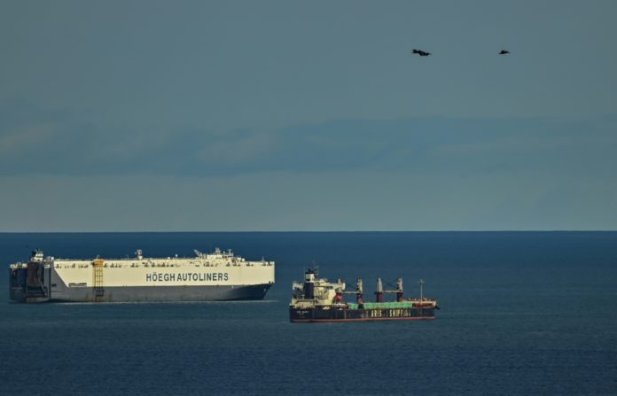 Los buques de carga esperan para atravesar el Canal de Panamá, en la Ciudad de Panamá, el 18 de agosto de 2026. AFP
