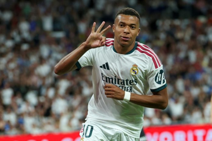 El delantero del Real Madrid Kylian Mbappé celebra tras marcar un triplete en la goleada 4-1 a la Real Sociedad en la segunda fecha de LaLiga el 26 de agosto de 2026 en el estadio Santiago Bernabéu. AFP