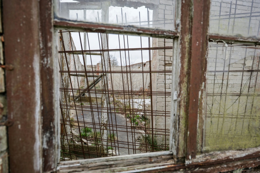 Edificio dañado del antiguo campo nazi de prisioneros Stalag X B, cerca de Sandbostel, en Alemania