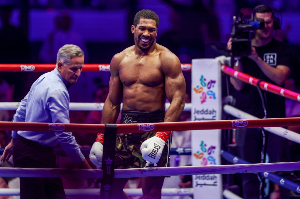 Anthony Joshua, rival de Tyson Fury, celebra su victoria sobre Kristian Prenga en Yeda, Arabia Saudita