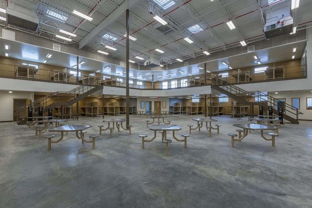 Área común del Trousdale Turner Correctional Center, prisión que CoreCivic opera en Hartsville, Tennessee