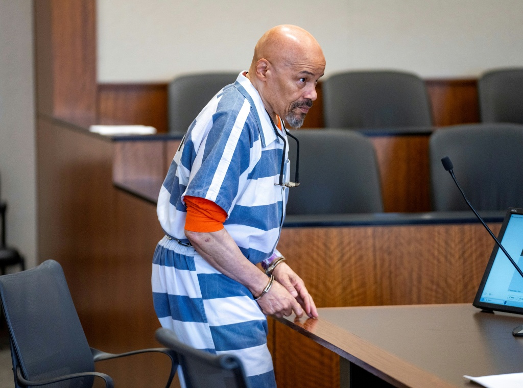 Douglas Carter comparece ante un tribunal en Provo, Utah, antes de salir libre tras décadas en el corredor de la muerte