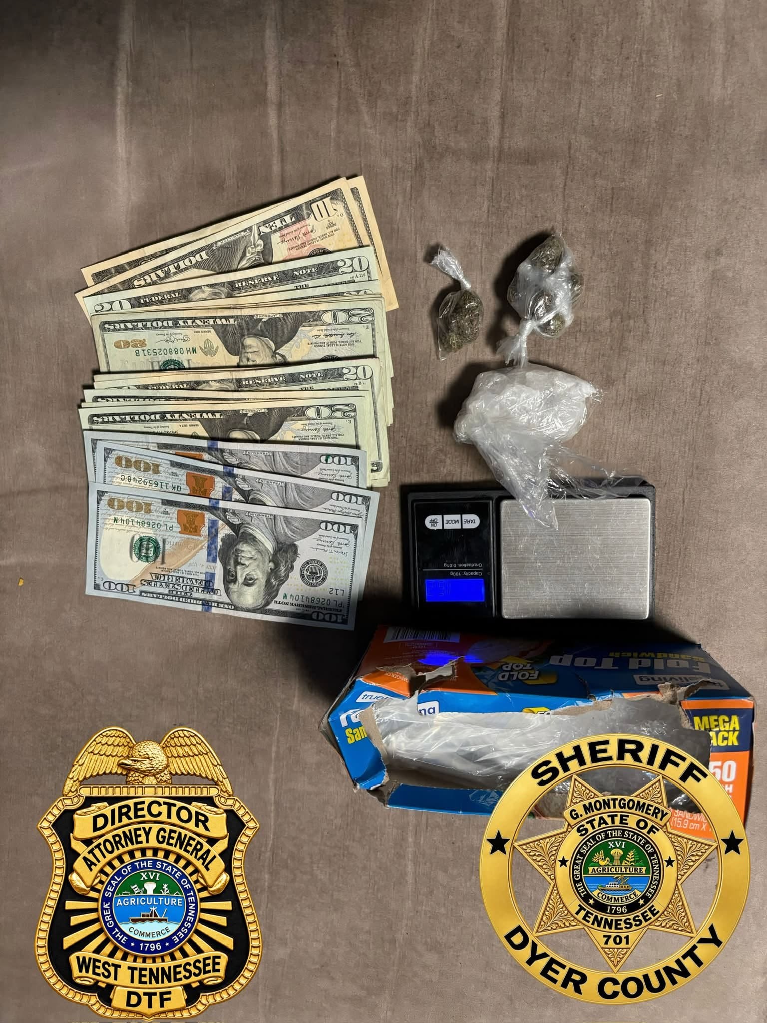 Metanfetamina, básculas y dinero decomisados en un cateo en Dyersburg, Tennessee