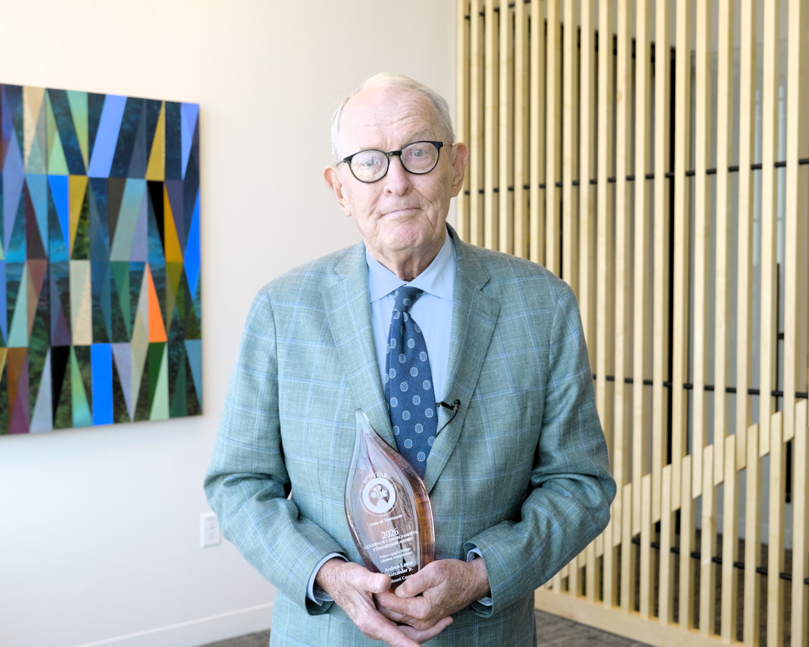 Alexander posa con el Premio Robert Sparks Walker a la Trayectoria Profesional 2026