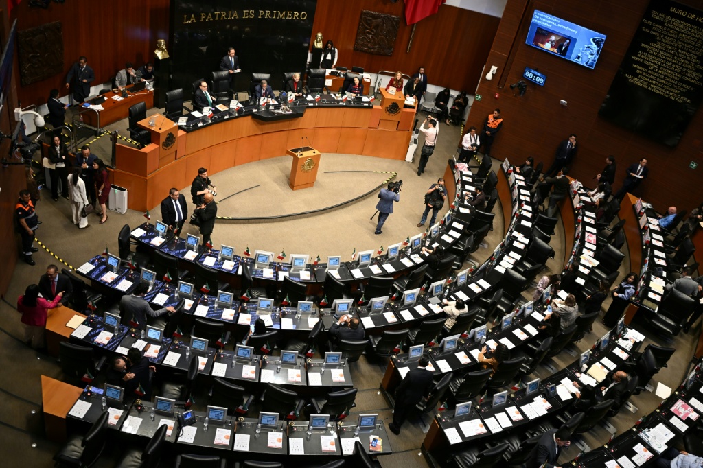Pleno del Senado mexicano que discute la ley del descenso en el fútbol