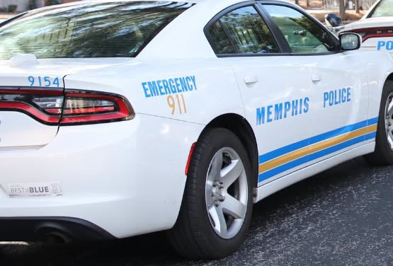 Patrulla policial que investiga la fuga de un conductor en Memphis tras un accidente