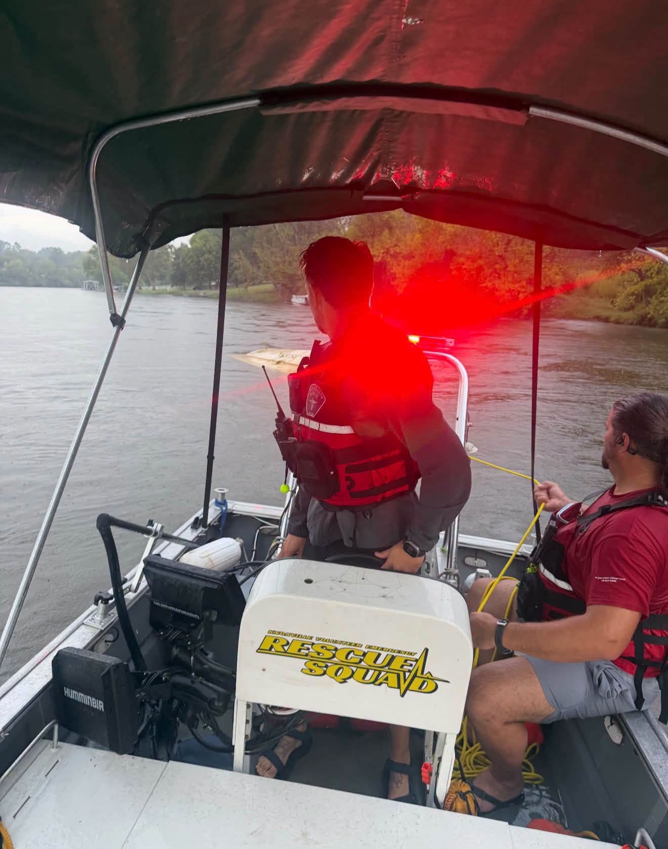 Equipo de Knox County Rescue durante el retiro de un bote volcado en el río Holston