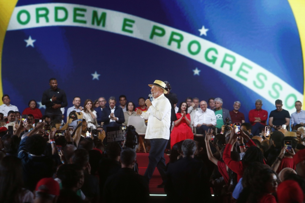 Lula da Silva ante una gran bandera de Brasil en Sao Paulo, en su campaña por la reelección