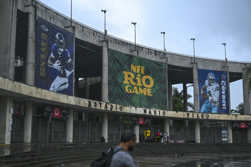 Anuncio del juego de la NFL Ravens-Cowboys en la entrada del estadio Maracaná de Río de Janeiro