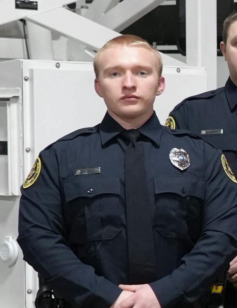 Oficial de la Policía de Clarksville reconocido por consolar a una joven conductora tras un accidente