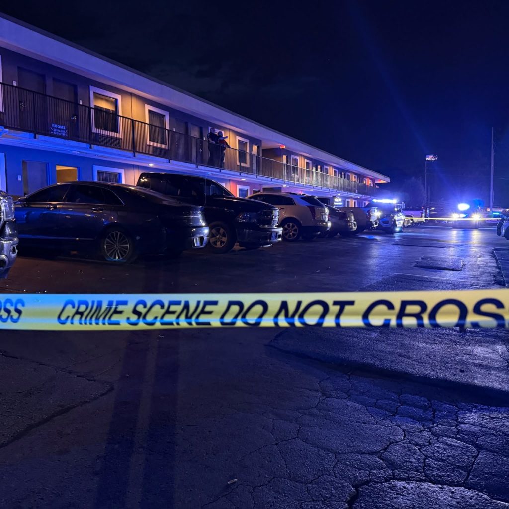 Patrullas y cinta policial frente al hotel de Murfreesboro donde un hombre resultó herido de bala