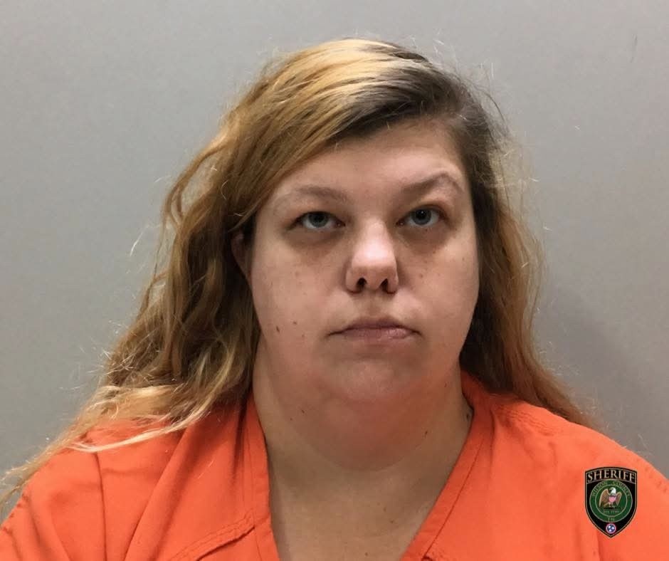 Aviso de las autoridades de Knoxville con la fotografía de Ashley Joanne Brock, buscada por una orden de arresto