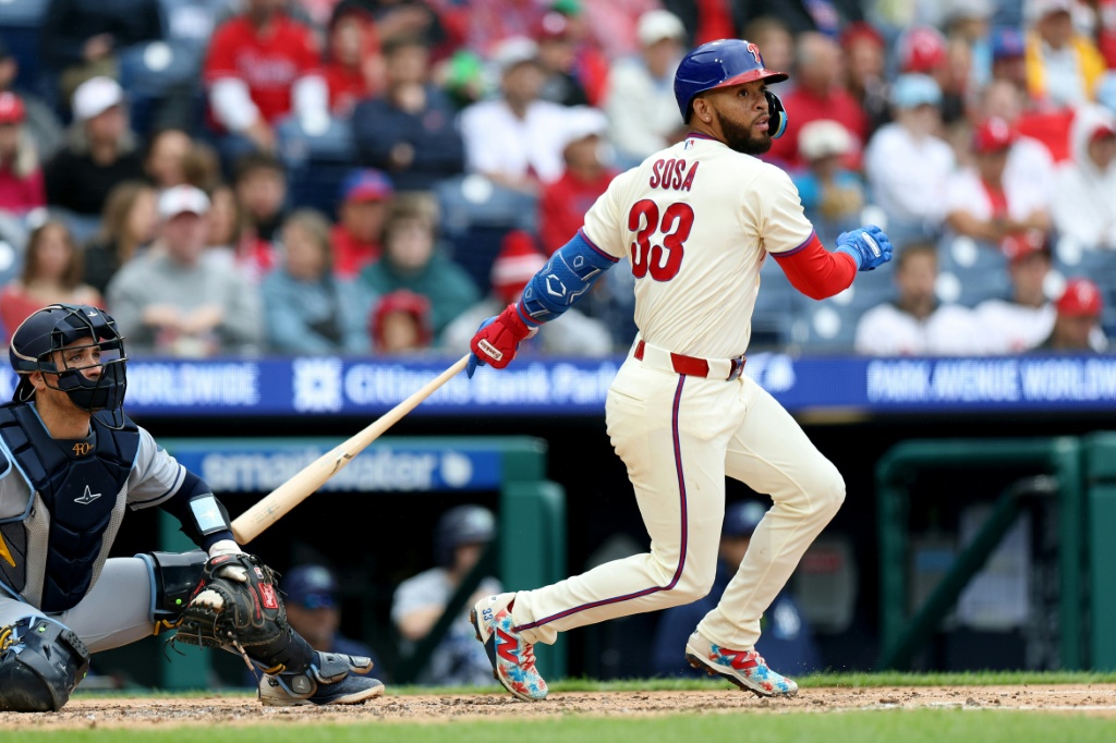 Edmundo Sosa batea un jonrón que ayudó a los Phillies a asegurar su pase a los playoffs ante los Rays