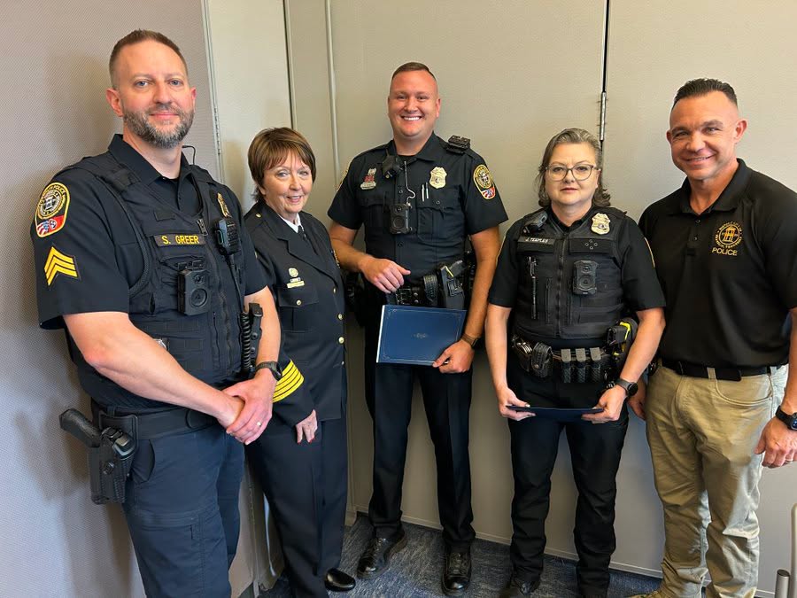 Los oficiales de la Policía de Franklin Kevin Spry y Jane Teeples junto a sus superiores tras recibir una mención honorífica