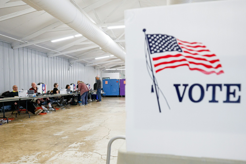 Votantes se registran para la votación anticipada de las legislativas en Wheaton, Illinois, en medio del auge del pseudoperiodismo