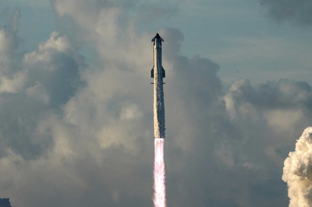 El megacohete Starship de SpaceX despega desde Starbase, Texas, en el vuelo en que alcanzó la órbita por primera vez