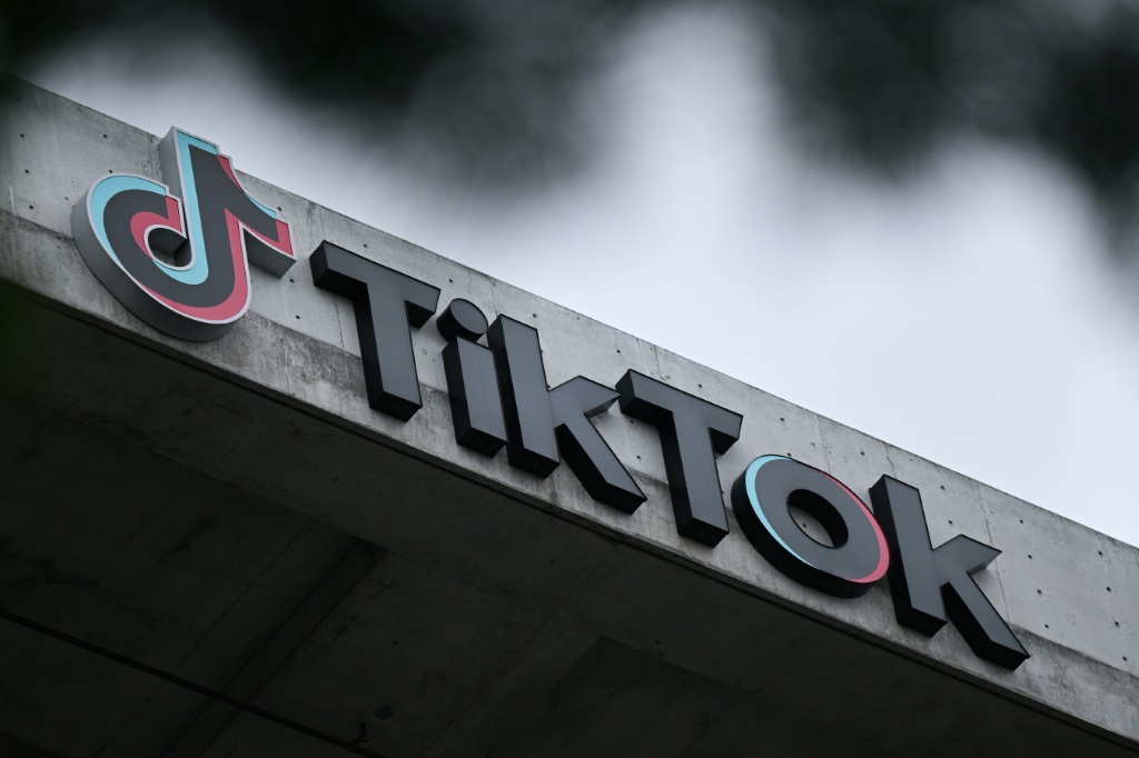 Logotipo de TikTok en un edificio, tras el acuerdo de la plataforma con Alabama