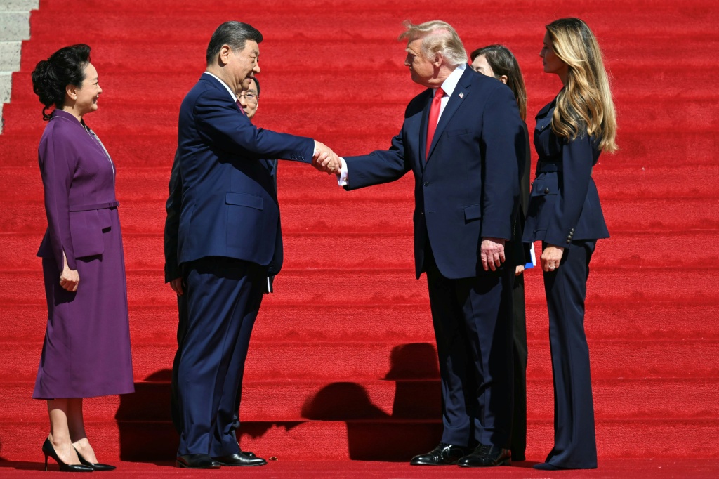 Trump y Xi Jinping se saludan en Washington tras la cumbre en la que China y EE.UU. pactaron un canal sobre IA
