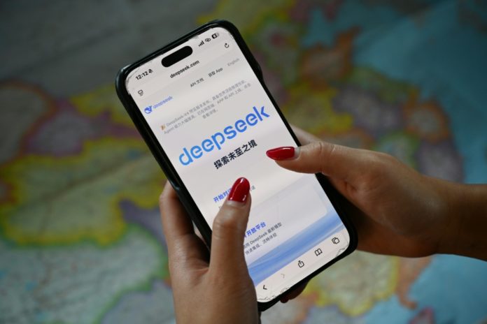 La aplicación de Deepseek en la pantalla de un teléfono móvil el 28 de abril de 2026 en Pakín. AFP