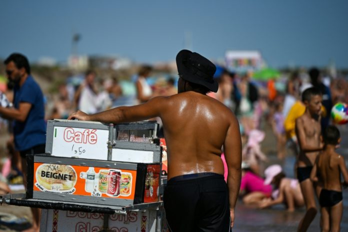Un hombre vende helados, pasteles y café en la playa de Portiragnes-Plage, en el sur de Francia, el 6 de septiembre de 2026. AFP