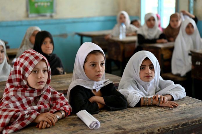 Unas niñas afganas asisten a clase en una escuela de primaria de Kandahar tras el inicio de un nuevo curso escolar, el 7 de septiembre de 2026 al sur de Afganistán. AFP