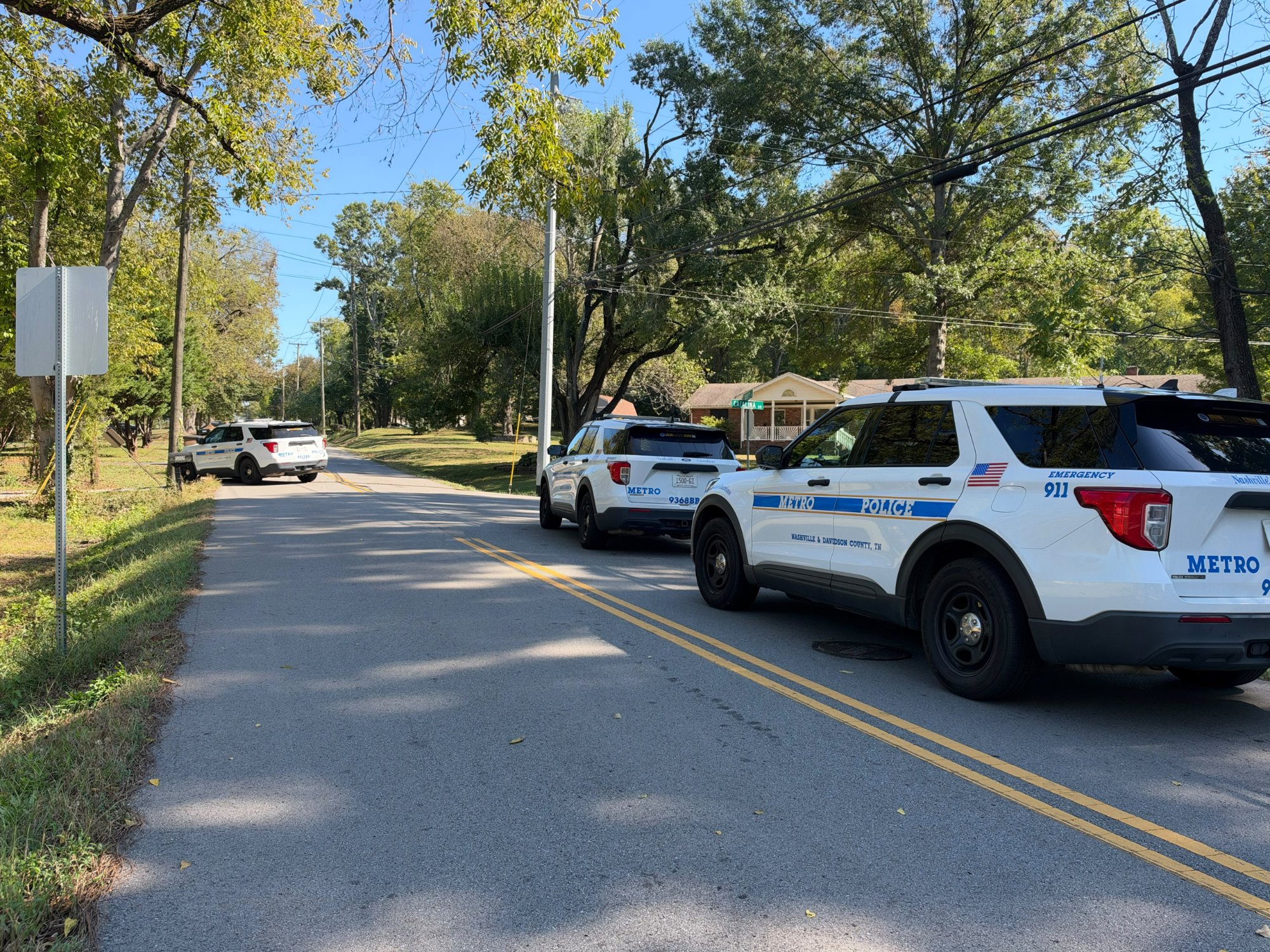 Patrullas de Metro Police en Currey Dr, en Nashville, donde hubo varios detenidos