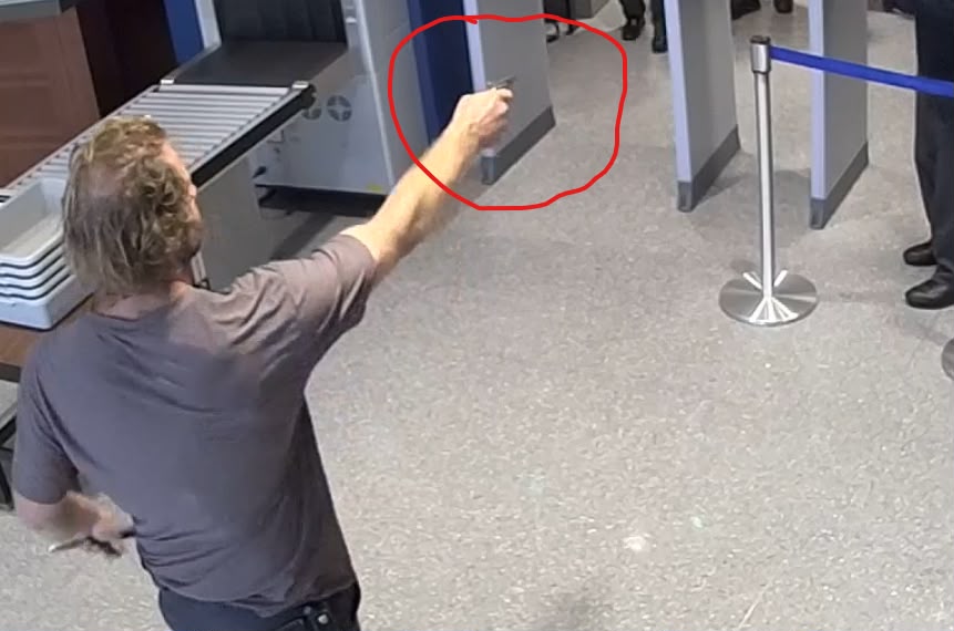 Fotograma de la cámara de seguridad del Tribunal Federal de Nashville en el que Henson apunta un arma hacia el puesto de control