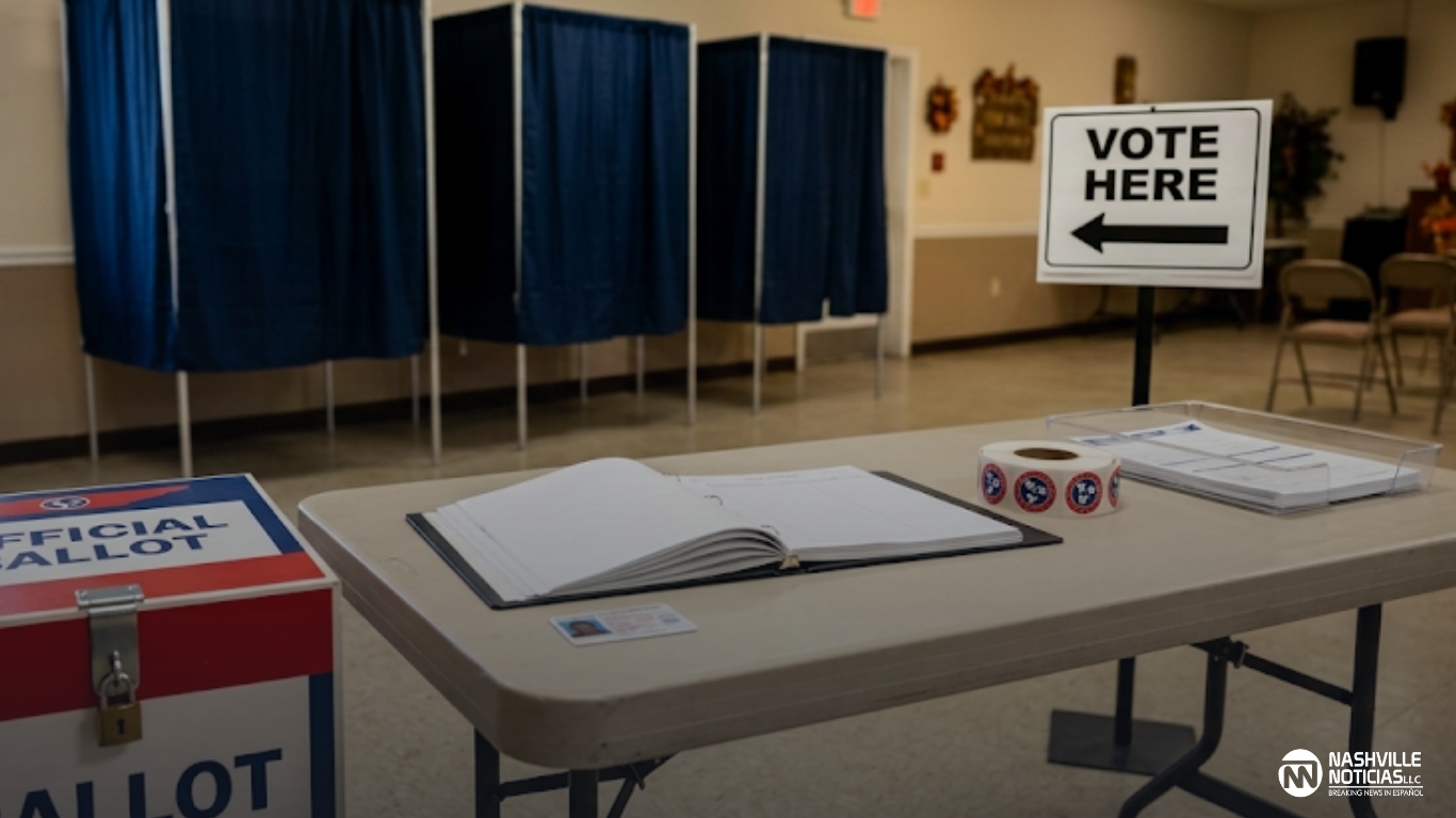 Mesa de registro y urna en un centro de votación de Tennessee antes de las elecciones del 3 de noviembre (imagen ilustrativa)
