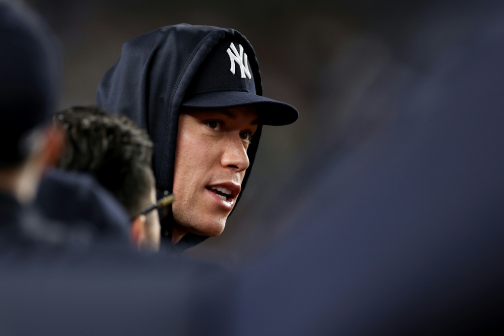 Aaron Judge, estrella de los Yankees, observa el juego desde el banquillo del Yankee Stadium