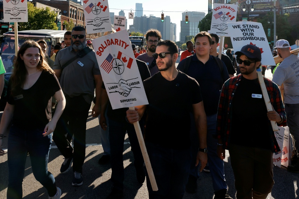 El candidato demócrata Abdul El-Sayed desfila en Detroit, en un acto vinculado al auge del DSA