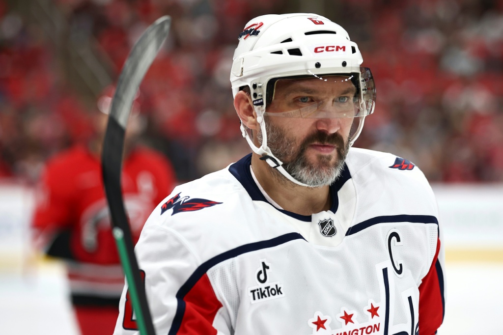 Alexander Ovechkin, de los Washington Capitals, durante un partido de la NHL contra los Carolina Hurricanes