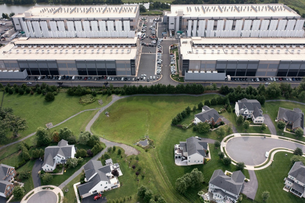 Centro de datos de inteligencia artificial de Amazon junto a viviendas en Stone Ridge, Virginia