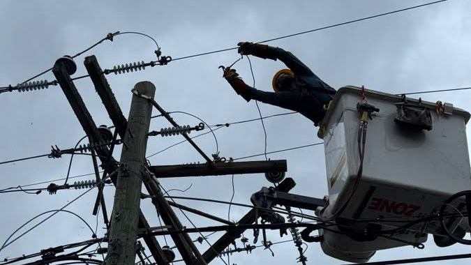 Apagón en Nashville: trabajador de NES repara un poste eléctrico desde una grúa