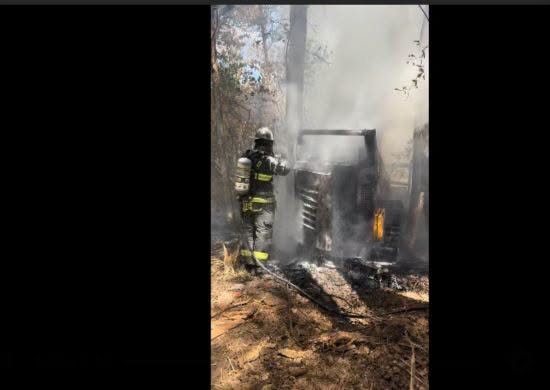 Bombero de Maury trabaja junto a los restos del incendio de maquinaria en Ollie Chunn Road