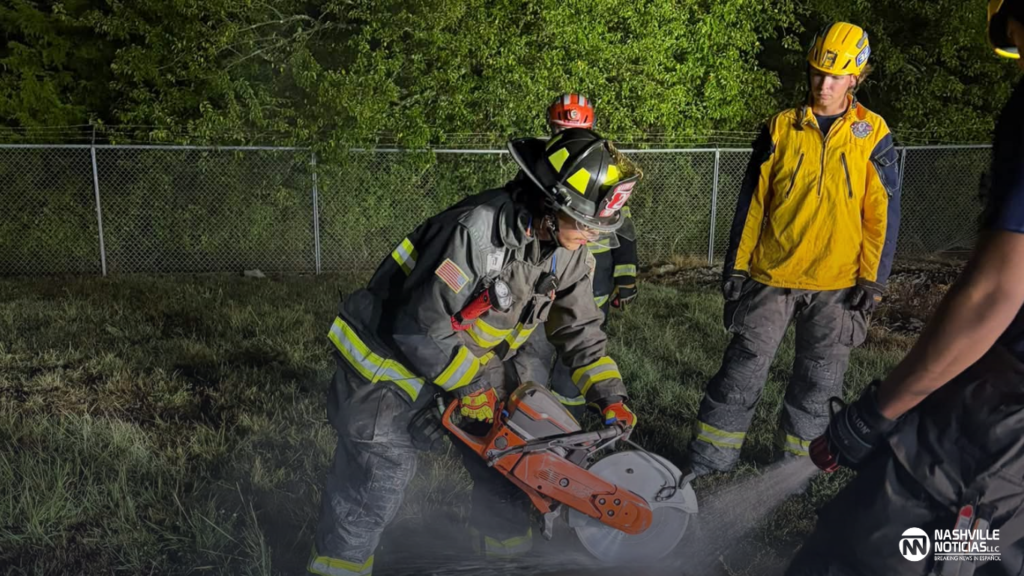 Bomberos de Maury cortan concreto durante un entrenamiento de respuesta a desastres